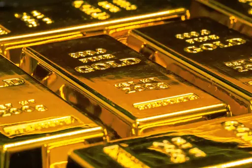 Gold Reclaims $4,200 as Oil Eases; Middle East Risks Keep Energy Markets on Edge